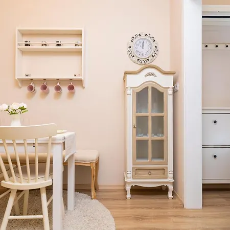 Апартамент Bright & Cozy 1bd Flat With A Terrace And Parking