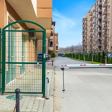 Апартамент Bright & Cozy 1bd Flat With A Terrace And Parking